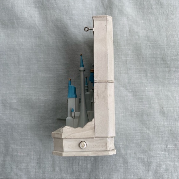 2018 Hallmark rare repaint Disney Cinderella's castle light sound ornament - Picture 10 of 12